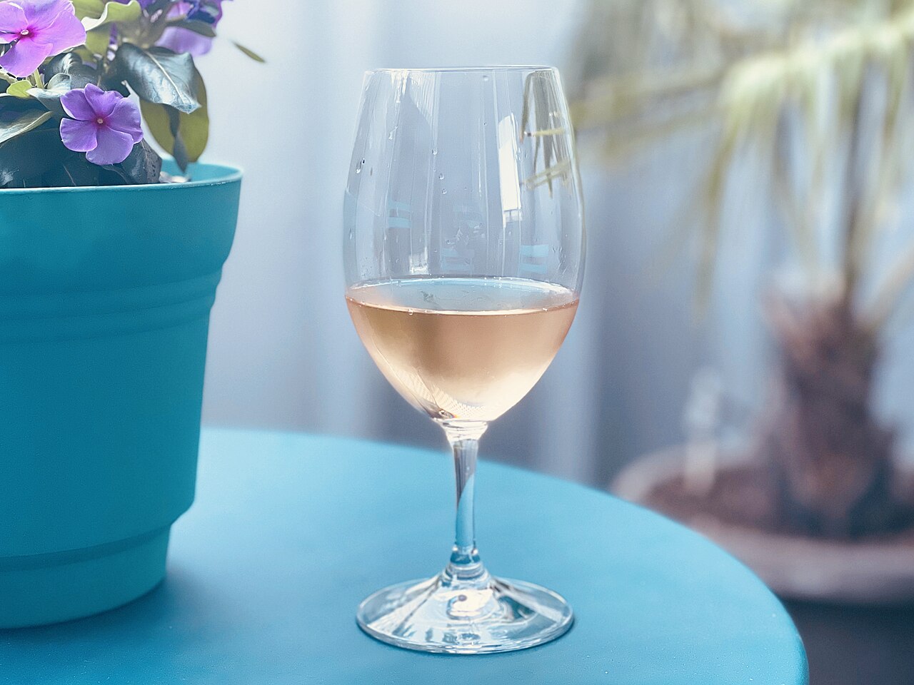 Ly vang hồng rosé sắc hồng nhạt