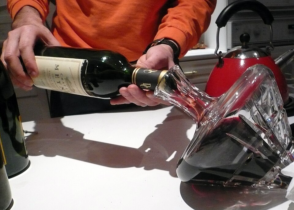 Rót vang đỏ vào bình decanter