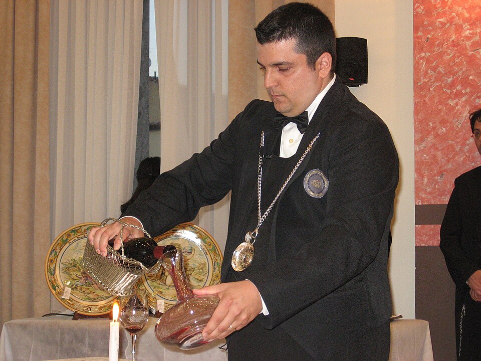Sommelier decant và rót vang tại nhà hàng