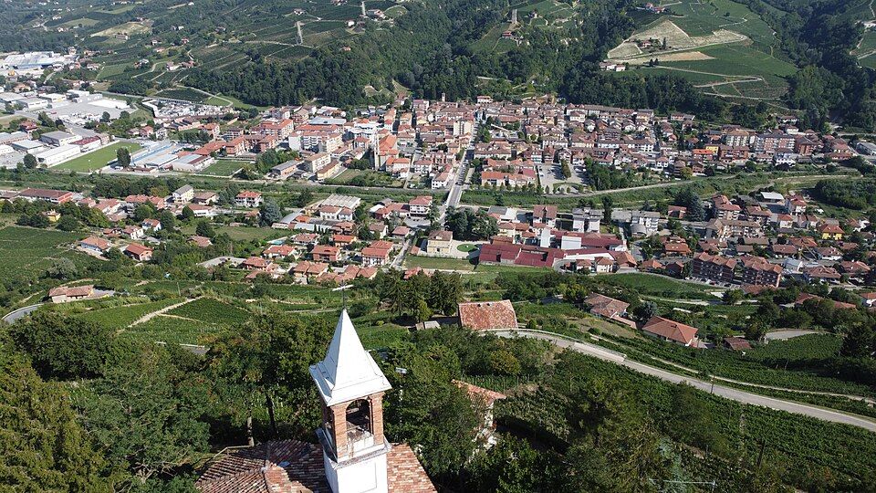 Thị trấn Santo Stefano Belbo giữa những đồi nho Piemonte