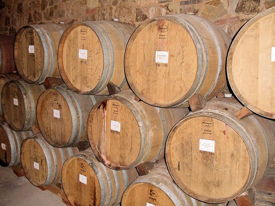 Hầm rượu với những thùng gỗ sồi – triết lý tuyển chọn WINESFAMILY