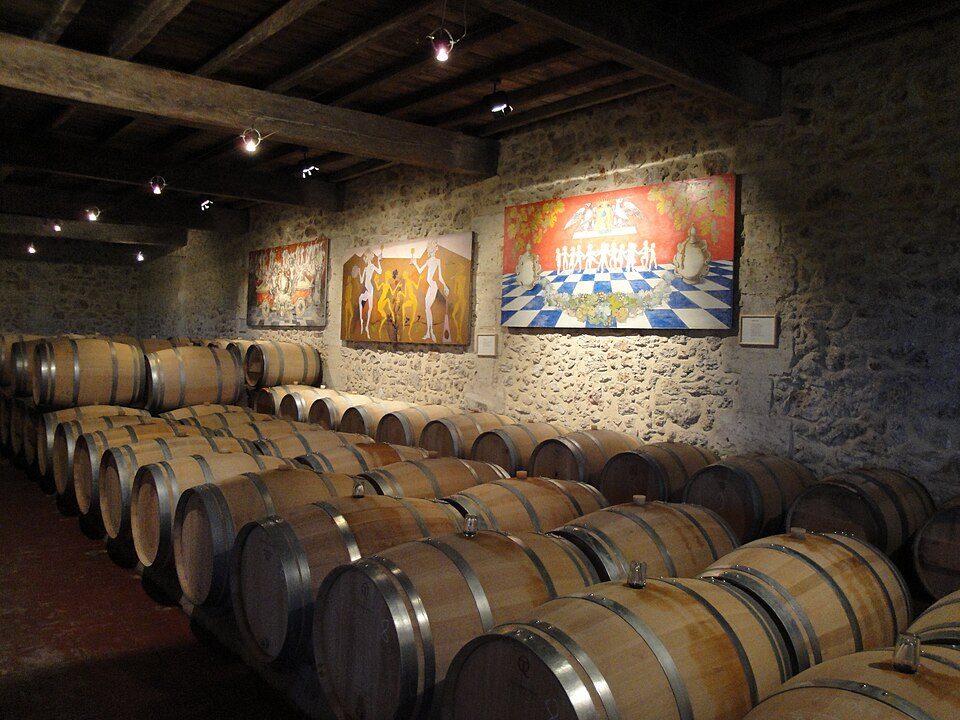 Hầm ủ vang với thùng gỗ sồi tại Bordeaux