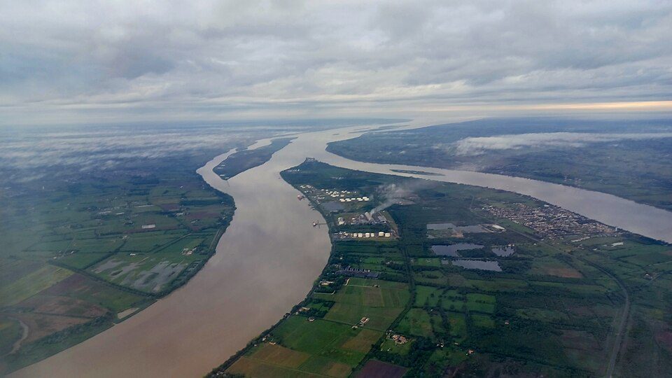 Nơi sông Garonne và Dordogne hợp lưu – mũi đất Entre-Deux-Mers