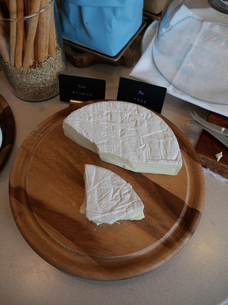 Phô mai Brie mềm