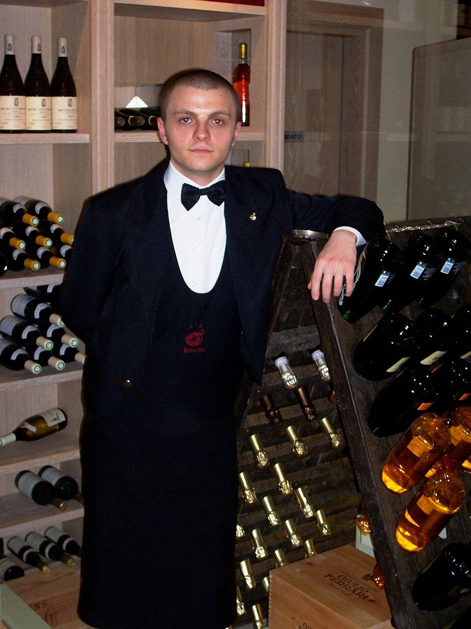 Sommelier giới thiệu bộ sưu tập rượu vang