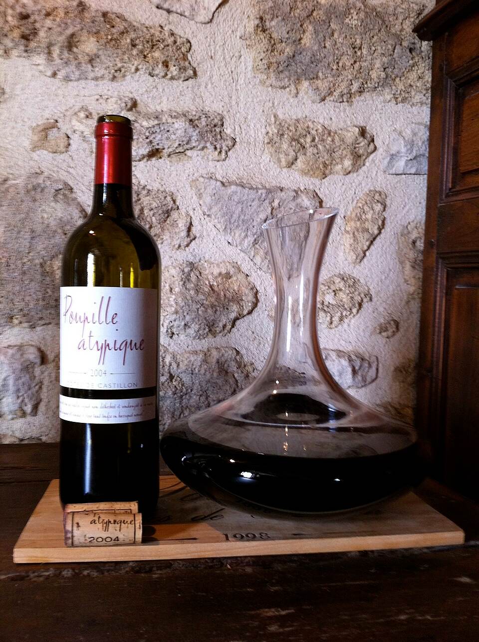 Vang Bordeaux trong bình decanter
