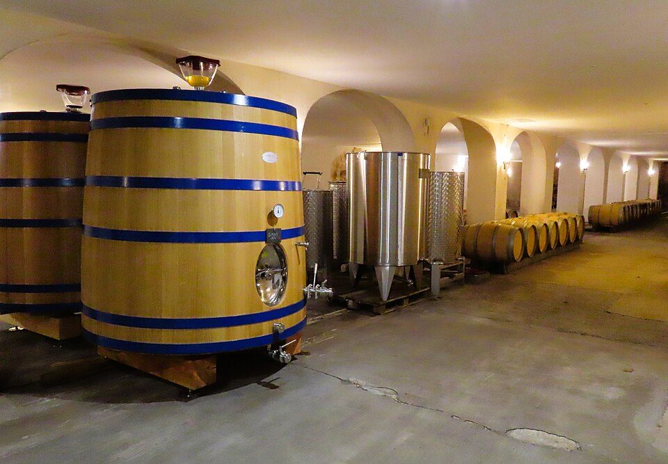 Chai ủ vang với thùng gỗ sồi tại Bordeaux