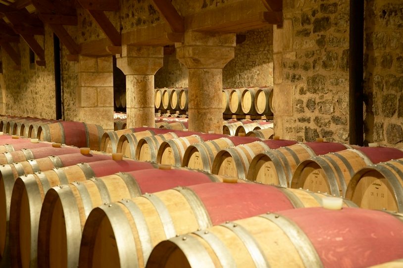 Hầm rượu vòm đá với thùng gỗ sồi – triết lý tuyển chọn WINESFAMILY