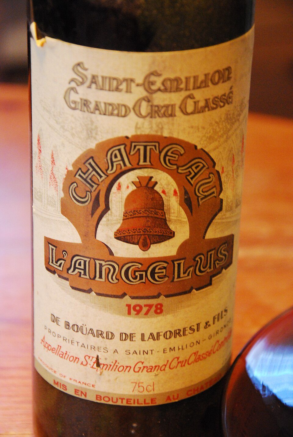 Nhãn chai Château l’Angélus 1978 với biểu tượng chiếc chuông