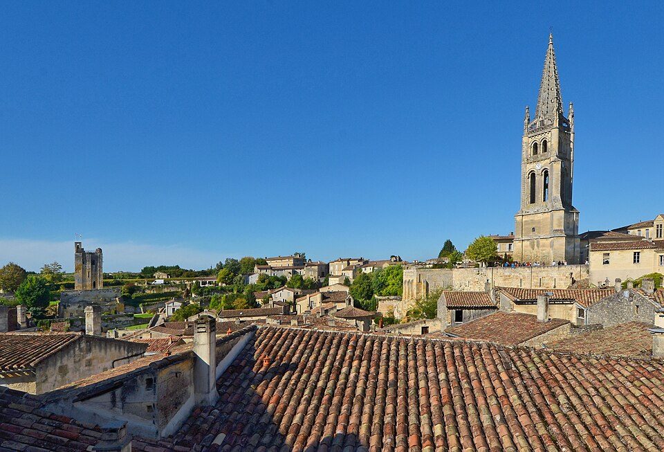 Tháp chuông nhà thờ đá nguyên khối Saint-Émilion
