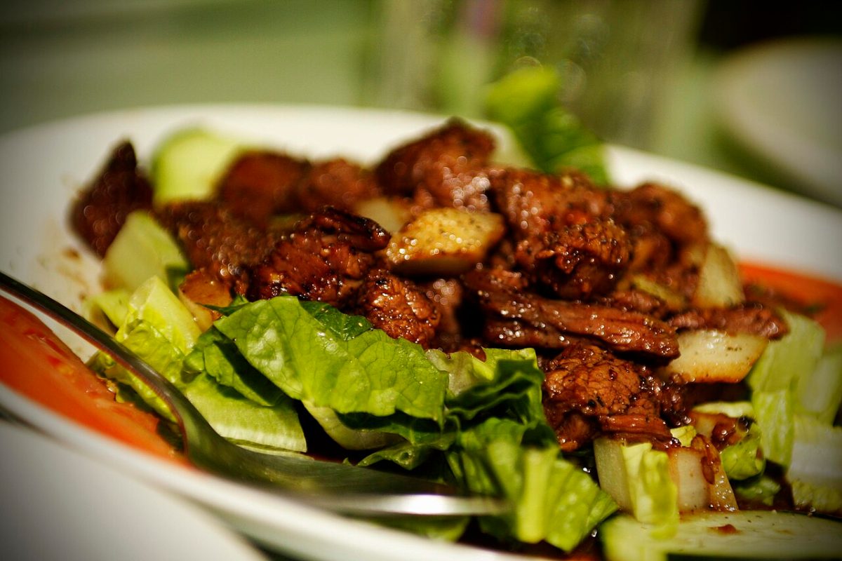 Bò lúc lắc – món Việt hợp vang Lamothe-Vincent Réserve